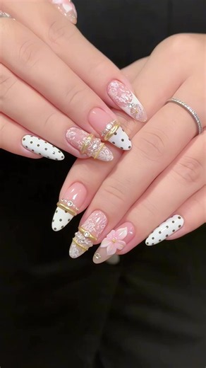 Inspiración Nail Art: uñas nude con lunares y encaje 3D