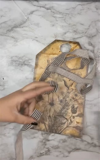 45K views · 920 reactions | 癩Spring is not over yet! This manila folder DIY tag is perfect for a basket or even as a leaner! 朗 I can see myself making this again with a patriotic print and colors! Wouldn’t that be fun?! #crafts #crafting #diy #americana #patriotic #decor | Lee Lexi Creations | Facebook