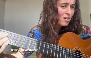 “Mi última cancion triste” (Letra y música Sílvia) 🎼ACORDES | D#-7(b5) | G#7 | C#- | Cmaj7 | B7sus4 | F#-7 B7 | D#-7(b5) | G#7 | C#- D#- E | C D E- | Bmaj7|| | D#-7(b5) | G#7 | C#- | Cmaj7 | B7sus4 | F#-7 B7 | D#-7(b5) | G#7 | C#- D#- E | C D E- | Bmaj7|| | B-7 | E7 | A6 | Dmaj7 | G#-7 | C#7 | A#-7(b5) | B7 B7b9 | B-7 | E7 | A6 | Dmaj7 | G#-7 | C#7 | A#-7(b5) | B7 B7b9 | A#-7 Amaj7| G#-7 Gmaj7| F#-7 B7b9 | Emaj79|| 📝LETRA “Mi última canción triste” Cerrando la boca digo A pesar del desconciert