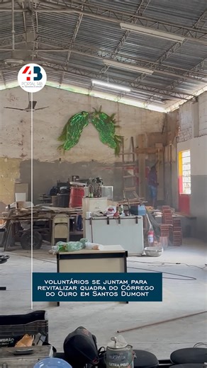RMJ - Portal 14B on Instagram: "🚧👷🏼‍♂️ Um grupo de amigos vem levando o nome da escola de samba do coração muito a sério em Santos Dumont. Diretoria, associados e simpatizantes do Grêmio Recreativo Escola de Samba Unidos do Córrego do Ouro organizaram um mutirão para revitalizar a quadra do bairro. O Portal 14B acompanhou parte do trabalho neste sábado (31). O serviço inclui diversas etapas como construção de banheiros, de palco, pintura das paredes, colocação de piso, reforma da parte elétri