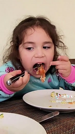 Col y Verduras asadas que luego se transformaron en la masa de una rica 🍕 Reto día 140: Encontrar una comida que. a ía, no le guste. se aceptan sugerencias #míajesús #alimentacioninfantil #comidareal #comidacasera #sinazucar