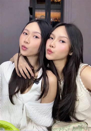Get ready with me and my sis👯‍♀️ The key for a perfect base is to never skip skin prep & this moisturising lotion from @CeraVe Indonesia has been such a staple in our routine before makeup!❤️ #CeraVeID #MoisturizeLikeADerm