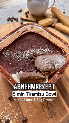 Sabrina Mirella Börke on Instagram: "⬇️ zum Rezept ⬇️ 5 min TIRAMISU BOWL| Anzeige ➡️ zum Abnehmen !😍 Nur 398 kcal & 32g Protein !🥳 Die ist so cremig und so unfassbar lecker, das musst du einfach ausprobieren!😍😍 🤫🎁 Tipp: schau unbedingt fix in meiner Story vorbei wenn neue Limited MORE Produkte noch vor Launch abstauben willst !👀🤫 | Ad. Zutaten für eine große Portion: * 230g Magerquark * 6g Chunky Flavor „Tiramisu“ * 50ml Cremfine 19% Sahne zum Aufschlagen * 4 Löffel Biscuits (34g) *50ml