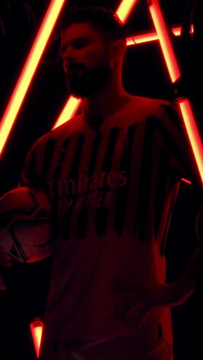 🎦 #MoveLikeMilan: backstage with our 4th kit collection 🔝 Get yours before it's too late! ➡️ acmi.land/ACM-4th-Kit #SempreMilan PUMA Football PUMA Nemen | AC Milan