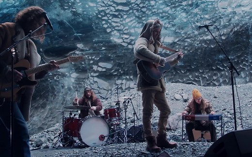 KALEO 在冰川之中演唱 Backbone (Live at Breiðarmerkurjökull)