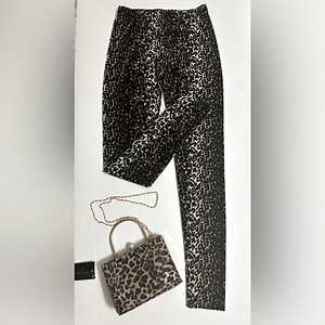 trendy leopard Printed Leggings. Perfect for the fashion-forward woman.