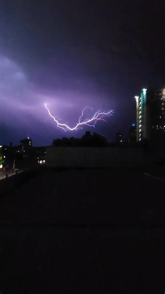 Lightning at 5:40am over #Melbourne from the @smoothfm915 studios. #MoreMusicBreakfastShow #SouthMelbourne #Storm #Weather #MelbourneWeathe4 | smoothfm 91.5