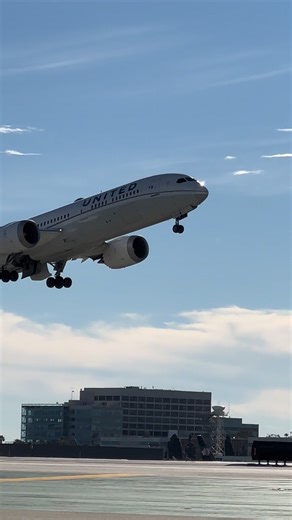 1.5M views · 29K reactions | United Airlines Boeing 787 takeoff 25R | planelord | Facebook