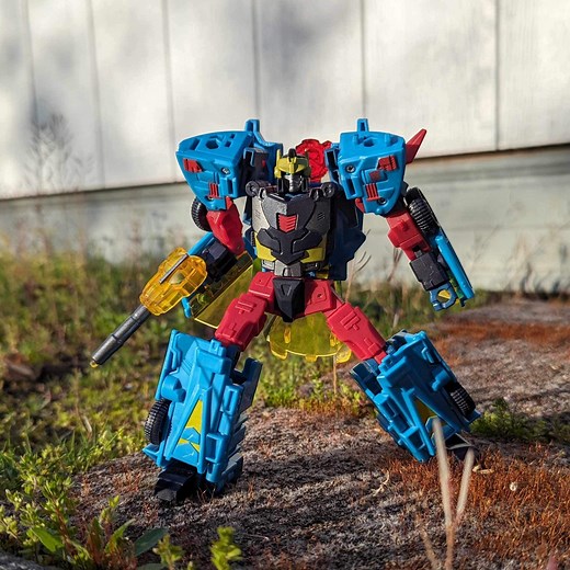 Legacy United Deluxe Cybertron Hot Shot First Look