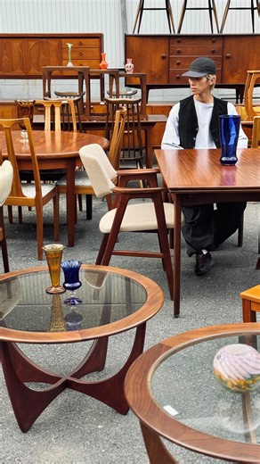 70B INC. on Instagram: "10月の新入荷 第1弾。 まずは【イギリス便40ftコンテナ】が無事到着しており、 【70B SHOWROOM & WAREHOUSE】は明日10/04(土)より営業再開です。 人気のカテゴリーや希少モデルを中心に、今回も争奪戦となることが予想されるため、お探しの商品がおありのお客さまは、ぜひお早めにご来店頂くことをお勧めします‥!! もちろん【70B ANTIQUES】と【70B OSAKA】の店頭にも続々と新商品が追加されており、こちらも見応えバッチリのラインナップ。 この週末もぜひ70B各店ハシゴで宝探しをお楽しみください!! 入荷の様子や入荷後の店内なども随時Instagramでご紹介していきますので、そちらもお見逃しなく◎ それでは皆さまのご来店を心よりお待ちしております!! ・ ・ 毎度の事ではありますが、入荷後の70B各店にはメンテナンス前の商品が多数展示されています。 70Bでは商品代金にメンテナンス料金が含まれており、全ての商品を安心してお使い頂ける状態に自社職人たちが仕上げてからお届けしています。 メンテナンス内容や仕