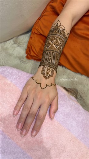 London Henna Artist 🇬🇧 | Henna by Suhi 🎀 on Instagram: "Another wraparound video, ’cause ya’ll love these! xx . . . Only a few slots left for August!!! Book yours ASAP to avoid last-minute disappointment xx Taking bookings till December 2025💍 . #henna #mehndi #explore #hennaart #hennaartist #mehndi #henna #rose #tutorial #hennatutorial #londonhenna #londonhennaartist #mehndidesign #mehndiart #bridalhennaartist #bridalhennaartistlondon #wraparound #londonbridalhennaartist #partyhenna #partyhe