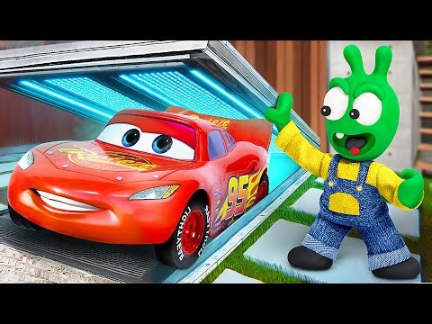 Pea Pea Filled a Garage with Colorful Toy Cars!