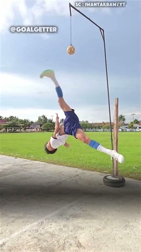 Tantangan Meniru Tendangan Salto Ronaldo 😳