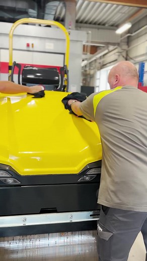 Our BW 100 AD e-5 is getting ready for delivery: it's getting cleaned up and the final stickers are being applied – just a few more steps to go! Soon, it will be all set to hit the road and get to work. 💯 | BOMAG worldwide