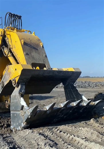 Exploring the Komatsu PC3000 Excavator in Mining