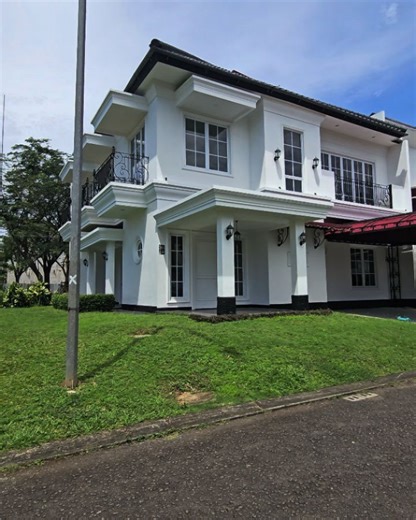 Yanna Property Agent on Instagram: "📍 Icon Eastern Cosmo– BSD City 💰 Harga: 6,9 M 🏠 LT 230 | LB 401 🛏 5+1 Kamar Tidur | 🚿 4+1 Kamar Mandi ✨ Spesifikasi & Kelebihan Rumah: Brand New, 3 Lantai – Model American Classic Hadap Utara/Timur dengan sirkulasi udara & cahaya sangat baik 🌿 Lantai granite import & solid jati parket 🌟 Sanitary Kohler Classic + standing bathtub 🛁 Kitchen set mewah incl. oven, electric stove, hood, dishwasher (Modena & Hafele) 🍳 Panel dinding duco, profil kayu kokoh &