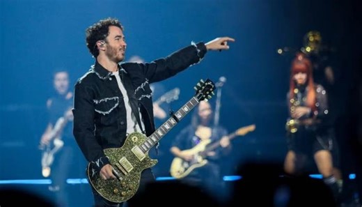 Kevin Jonas steals show with solo performance at Jonas Brothers' Boston concert