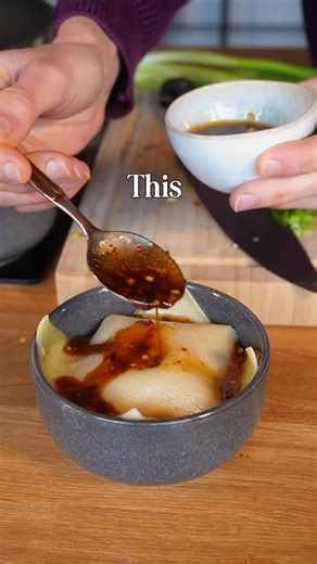 Maya / plant-based food and recipes on Instagram: "VIRAL SOUP DUMPLINGS 🥟 Okayyy, this might be my favorite food trend EVER! 🤭 Finally there’s a way to make delicious dumplings minus losing my mind over folding them haha…🌝 Lazy dumplings (30min prep time, 1-2 servings): Filling: -200g smoked tofu, crumbled -1 carrot, shredded -2 spring onion, chopped -1 Tbsp soy sauce -1 Tbsp hoisin sauce -2 Tsp vinegar -salt to taste Mix well. Else: -6 lasagna sheets, broken in half Parboil in salted water f
