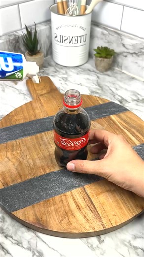 Cleaning companies don’t want you to know this Coca-Cola hack! 😳#cleaninghacks #homehacks #cocacola | Tips and hacks