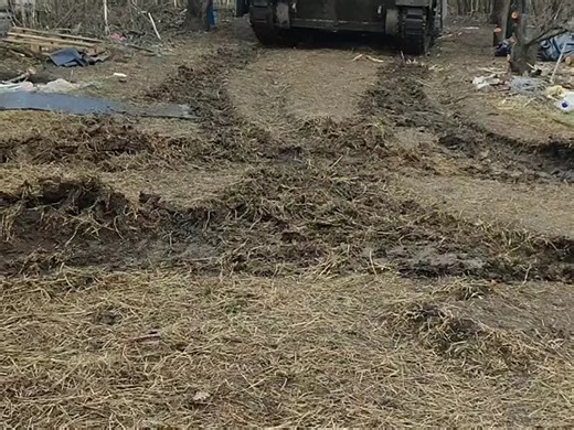 乌军的M577指挥车，安装了防护网把整辆车罩起来