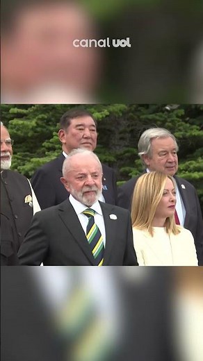 Líderes do G7 chamam a atenção de Lula após brasileiro conversar durante foto oficial; vídeo