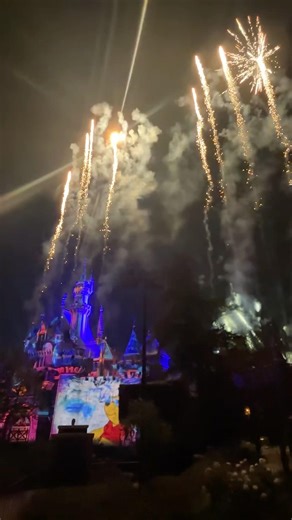 What does Disneylands 70th anniversary firework show look like? #disneyland #magicalpark #anaheim