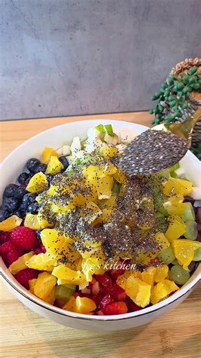 Leckerer Obstsalat mit Vanillesoße für jeden Anlass