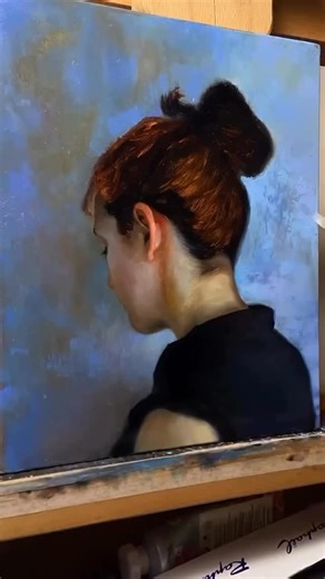 Cool light animates this portrait, spreading soft blue reflections across the skin much like stage lighting on a performer. As deep tones of hair and clothing emerge, the palette finds balance, anchoring the play of temperature and value. A measured study in how color behavior in oil can shape both mood and form. Via: @lutherpaola 🖼️ Artwork: Oil Painting, Portrait Art by: @thornfield.art Remarks by: @artartluther #artworkanalysis #paolaluther Art Lessons: @therealatelier 🎨 | Paola Portfolio