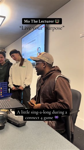 It’s all chilled vibes before a lecture. Get everyone relaxed including myself so we all get the best out of each other! 🙌🏿 #mothelecturer #liveyourpurpose #relax #lecture #student