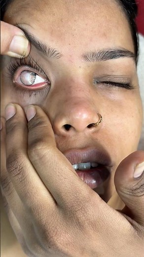 How to wear contact lenses before applying makeup