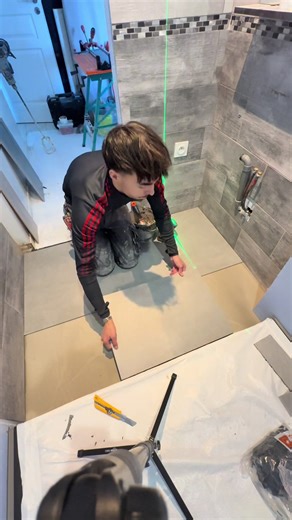✅ On continue la rénovation de cette sdb avec la pose du sol en 60x60 suite à la préparation de mon support ( primaire ragréage ) prochainement pose de faïence 20x50 🆕 #carrelage #faience #batiment #tiles #fyp