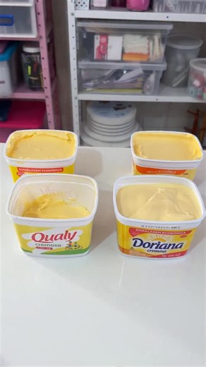 🟢A porcentagem de gordura é o fator principal para a escolha de uma margarina adequada para você produzir seus bolos? Nem sempre! 🔥A margarina precisa ser saborosa, cremosa, clarinha e cheirosa. As margarinas mais amareladas têm conservantes, e com isso, até o sabor fica desagradável. Imagina isso no seu bolo? 🤯 Então, antes de escolher a melhor marca para utilizar, verifique se ela tem essas características que eu citei acima. Com certeza, sua massa ficará maravilhosa e inigualável. E as que