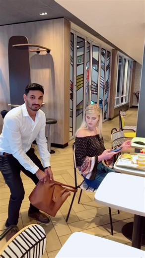 Failed🤦🏻‍♂️Yeh kya hwa😂 Pehli larki jiss k pass dimagh 🧠 😜@faisaljamil96 #faisalcrew #faisaltheprankster #🇿🇦✌🇵🇰