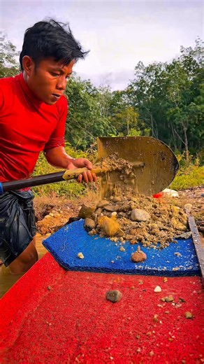 Viral,, this young man found a location looking for gold that has a lot of gold
