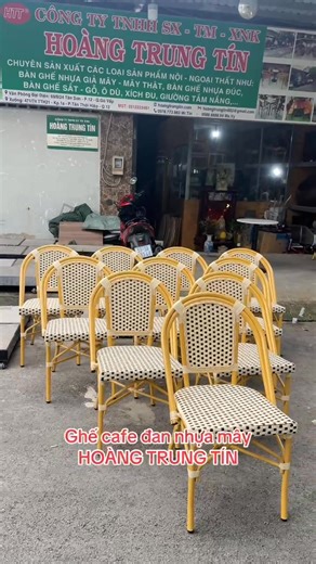 GHẾ CAFE ĐAN NHỰA MÂY NGOÀI TRỜI 🤩 👉 Khung sắt sơn tĩnh điện 👉 Đan sợi nhựa giả mây dẹp 👉 Màu sắc dây đan theo yêu cầu 👉 Bảo hành 12 tháng (Lỗi NSX) 👉 Vận chuyển toàn quốc Inbox ngay để được tư vấn báo giá tốt nhất ạ 😘 ☎️ Hotline: 0978.773.883 (Zalo) #ghecafe #banghecafe #banghenhuamay #ghengoaitroi #ghenhuamay #banghengoaitroi | Xưởng sản xuất bàn ghế