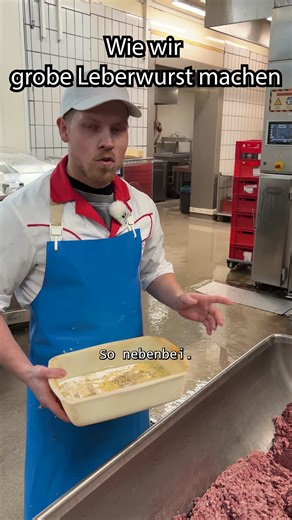 🐂Heute zeigen wir euch mal wie wir unsere grobe Leberwurst machen ! ☺️ Und wenn ihr Lust auf unsere hausgemachten Gerichte habt: Unter https://pluemingonlineshop.com/collections/all könnt ihr unsere Gläser mit Fertiggerichten kaufen. ❤️ Ansonsten schaut doch gerne bei uns auf den Märkten vorbei ! #metzgerei #food #fleisch #handwerk #wurst #Leberwurst | Metzgerei Plüming GmbH