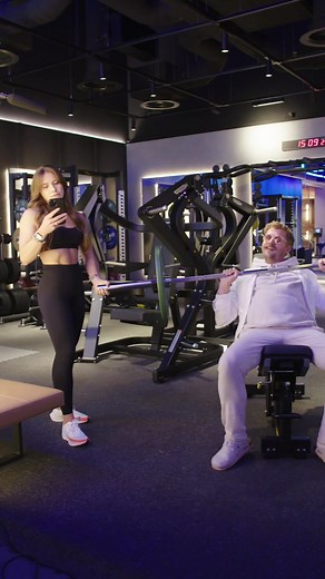 Flexin’ my muscles like I’m flexin’ the best deals 💪… with a little help from @lucydavisfit and @sam_goatlifters 👀 #Myprotein #CalmInTheChaos #ChillOutCheckOut #CyberMonth #BlackFriday