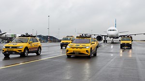 Welcome on board JetBlue! Fun fact: their aircraft have names with a pun or wordplay. Today, "Mint, Mint, Wink, Wink" landed at Schiphol for JetBlue's first flight from New York ✈️ | Amsterdam Airport Schiphol