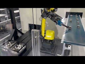 ファナックが「2025国際ロボット展」で披露した、AI活用によるバラ積みピッキングのデモ。ロボットコントローラーのソフトPLC機能でコンベヤーを制御している