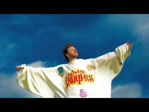 socks plays a horror game