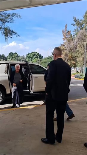 RICHARD GERE on Instagram: "Richard met with fans in Mexico City and talked about his work in Mexico.And smiles at his fans #richardgere ."