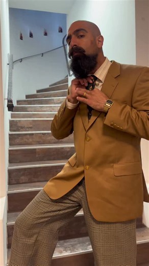 5.7K views · 672 reactions | Es kommt nicht darauf an, wie schnell man eine Krawatte bindet, sondern wie ordentlich sie am Ende sitzt.  Trotzdem wollte ich euch zeigen: Mit dem richtigen Handgriff geht’s im Handumdrehen. #krawatte #tutorial #fyp #viral | Ou Zee | Facebook