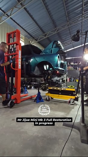 Over the past two weeks, we have made significant progress for full restoration of Mr. Jijue's Mini Mk 3. The engine has been securely installed in the engine bay, and all clutch components and the entire fuel system have been fixed up. Stay tuned for the next steps! Build-up & Full Restoration by @JoeyMiniGarage Visit www.joeyminigarage.com for more info #joeyminigarage #malaysiaclassicminibuilder #minirestoration #47yearsrestorationexperiences #classicmini #classicminirestoration #minicooper #