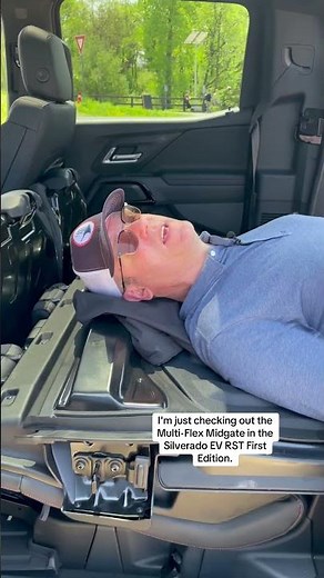 The 2024 #Chevy Silverado EV’s Multi-Flex Midgate extends the bed floor to 10 feet, 10 inches long.