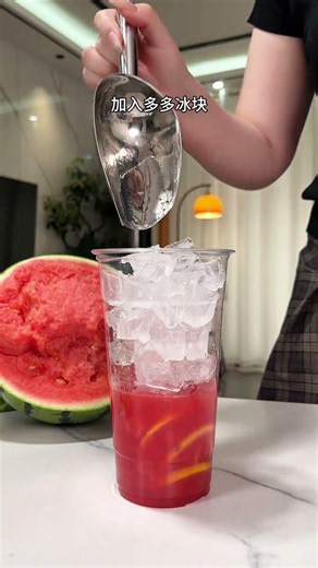 这个夏天不能没有这杯巨巨巨清爽的～西瓜冰茶，柠檬的酸碰撞西瓜的甜！茶香果香、柠檬香～清爽又解腻#自制神仙饮品 #西瓜饮品#西瓜的正确打开方式 #仙女都在喝什么