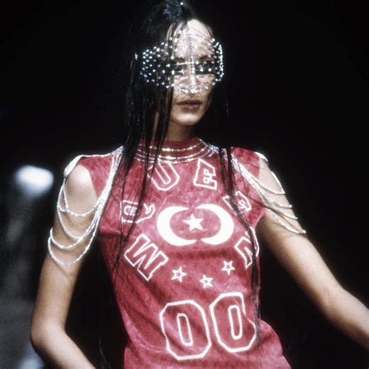 #nataliasemanova for #alexandermcqueen spring summer 2000 “eye” #middleast #bling #runway