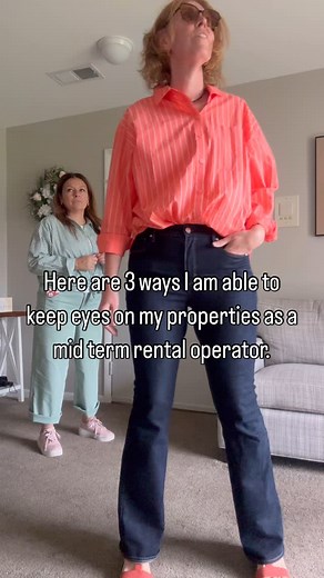 🚨 Hosting midterm rentals? Here’s how I keep my properties clean and damage-free without invading my guests’ space 🧼🏡 👉 When your guests stay 30 days, you can’t rely on turnover cleanings to catch issues—so here are 3 ways I keep eyes on the property during longer stays: ✅ Scheduled maintenance walk-throughs ✅ Built-in professional cleanings ✅ Mid-stay hospitality visits (with a gift 👀) These aren’t inspections—they’re smart hosting strategies that protect your investment and keep guests ha