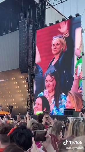 The sweet moment when Harry Styles stopped his concert to find former teacher in the crowd 🫶 📹 @hollyisobell.x #harrystyles #loveontour