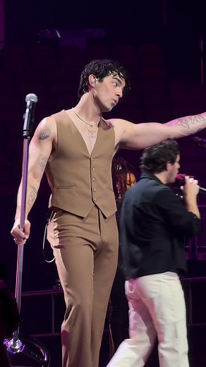 Joe Jonas Summer Concert Performance in Green Suit