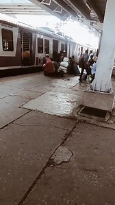 27M views · 110K reactions | #watch: Mumbai suburban railway. The train halts at the station for an average of 20 to 25 seconds. #mumbailocaltrains #westernrailway #railway #viralvideo2022 #viral2022 #virals | MiD DAY | Facebook